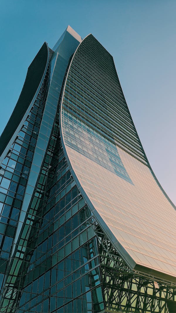 a tall skyscraper with a blue sky in the background
